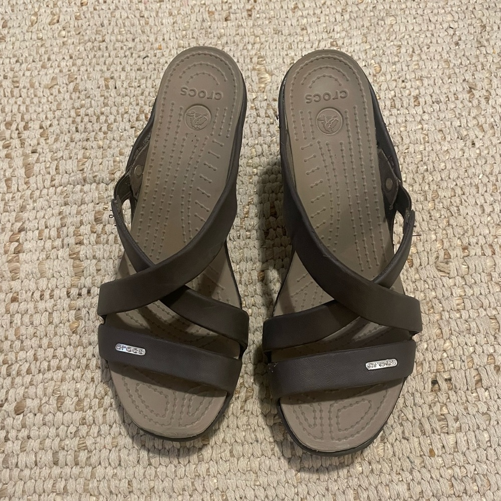 Crocs Cyprus IV Heel Dark Brown Sandals Strappy HEELS 14558 Womens Sz 8
